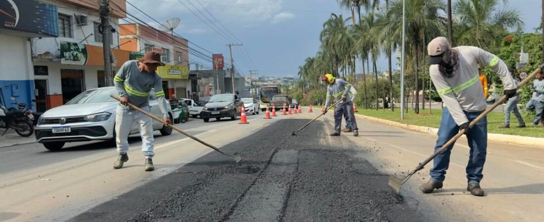 Prefeitura realiza manutenção preventiva do asfalto na Avenida Brasil